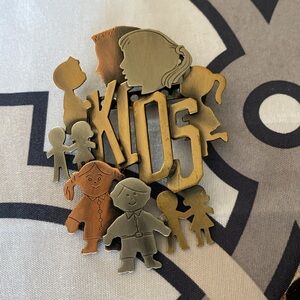 🌻 5 for $15.00 Multi Metallic “KIDS” brooch/pin, Last one left!